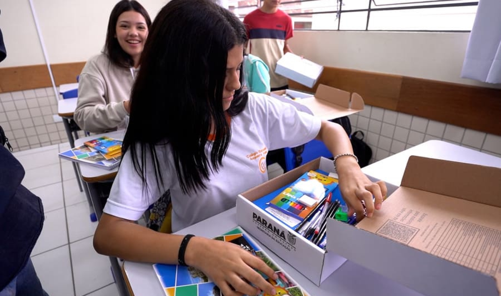 Inclusão e economia: pais e alunos aprovam kits escolares entregues pelo Estado