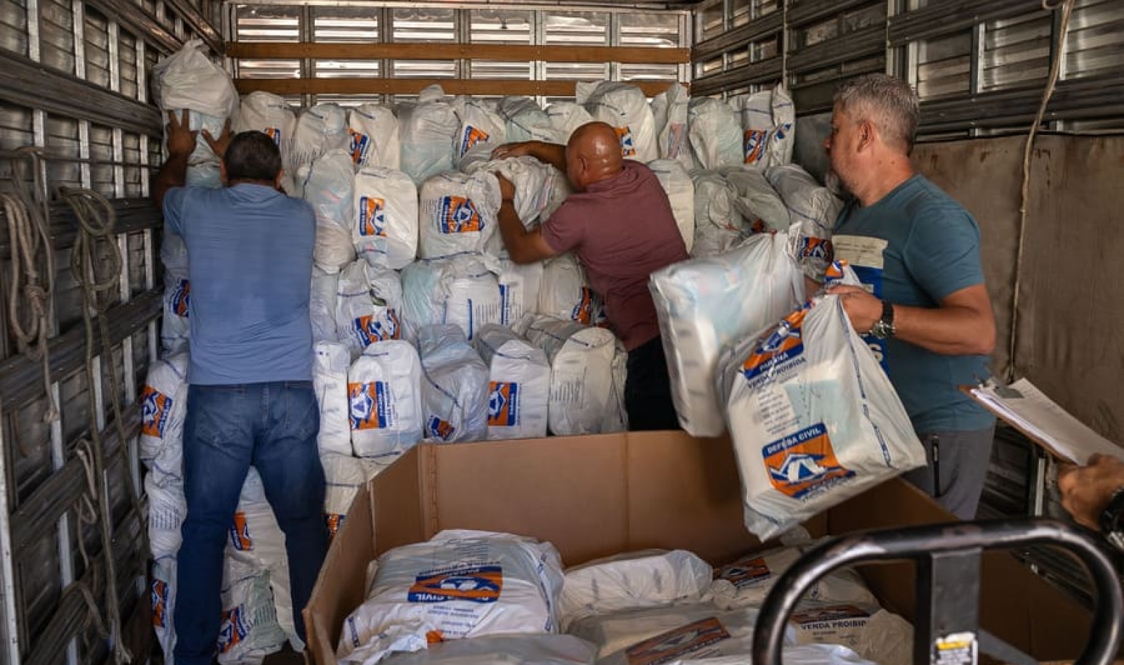 Após chuvas, Defesa Civil envia material de higiene e limpeza para Morretes e Antonina