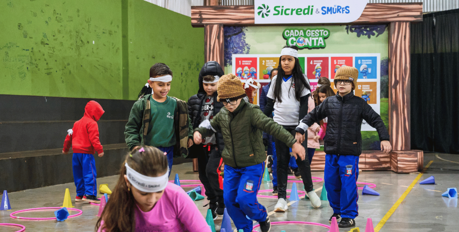 Caravana Sicredi & Smurfs leva conceitos de sustentabilidade e cidadania de forma lúdica para crianças de Medianeira (PR)