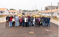 Futuros moradores visitam casas construídas pelo Projeto Moradias