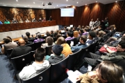 Professores e estudantes debatem falta de regramento e uso da IA nas salas de aula do Paraná