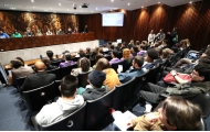 Professores e estudantes debatem falta de regramento e uso da IA nas salas de aula do Paraná