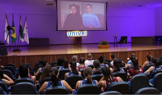 Stein Além das Quadras: Camila Costa e Julia Melz participam do primeiro encontro do projeto