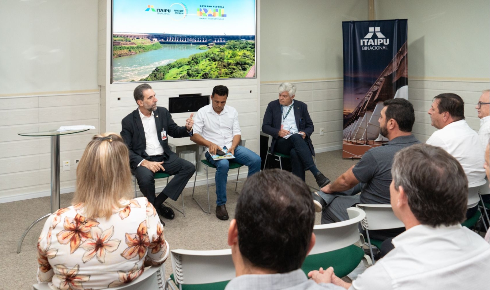 Diretores da Itaipu recebem prefeitos dos municípios lindeiros