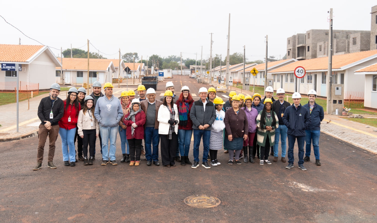 Futuros moradores visitam casas construídas pelo Projeto Moradias