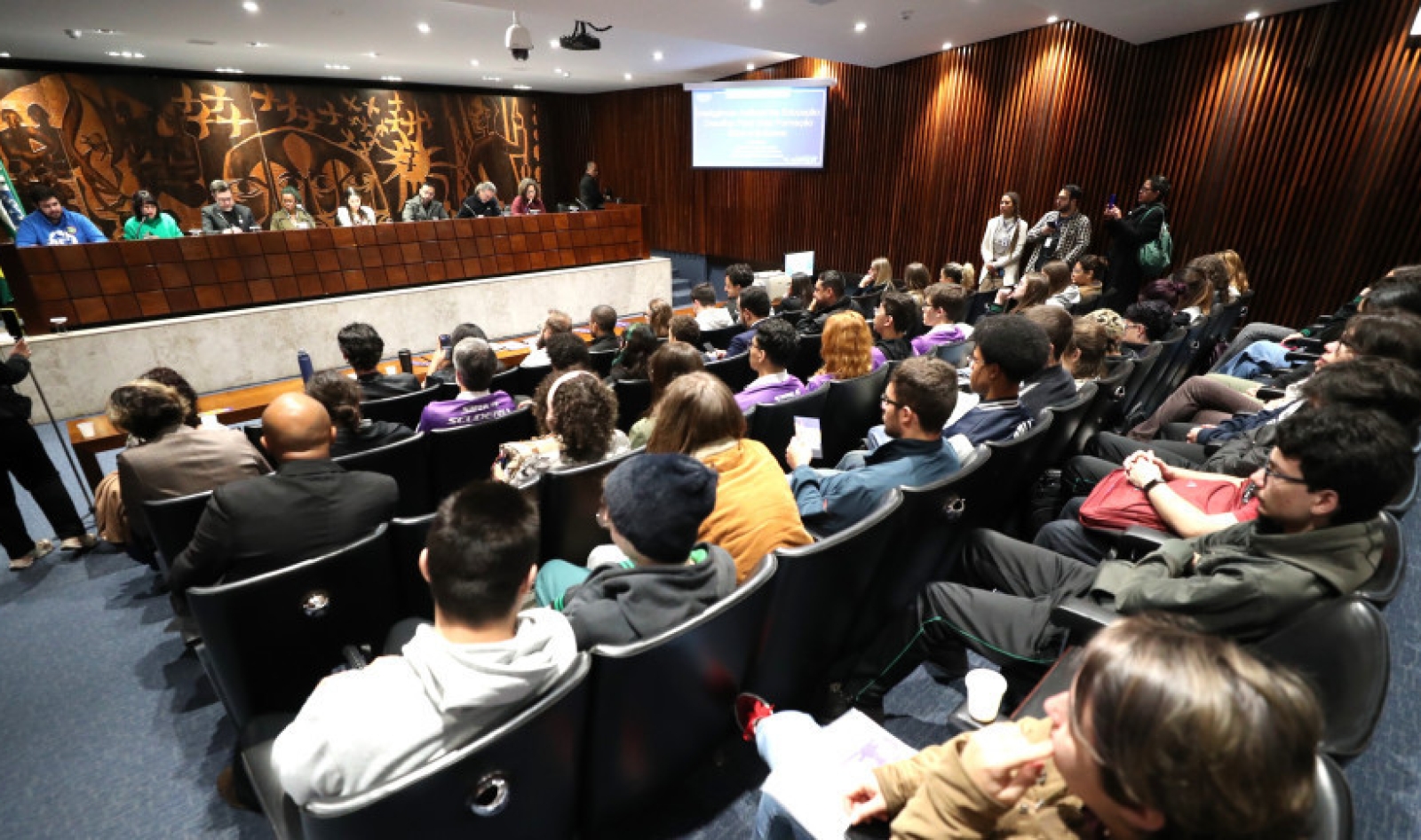Professores e estudantes debatem falta de regramento e uso da IA nas salas de aula do Paraná
