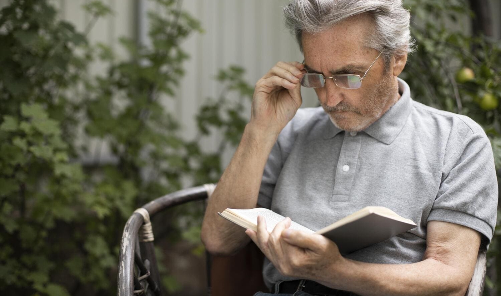 Quando enxergar de perto vira um desafio: mais de 18% da população sofre com presbiopia