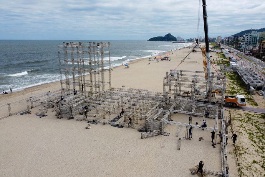 Maiores do que a edição passada, palcos do Verão Maior começam a ganhar forma