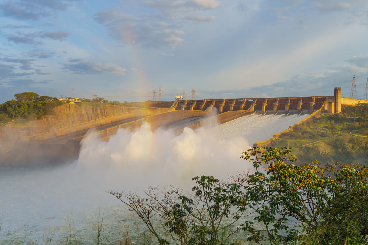 Vertedouro de Itaipu foi aberto neste domingo (13) 