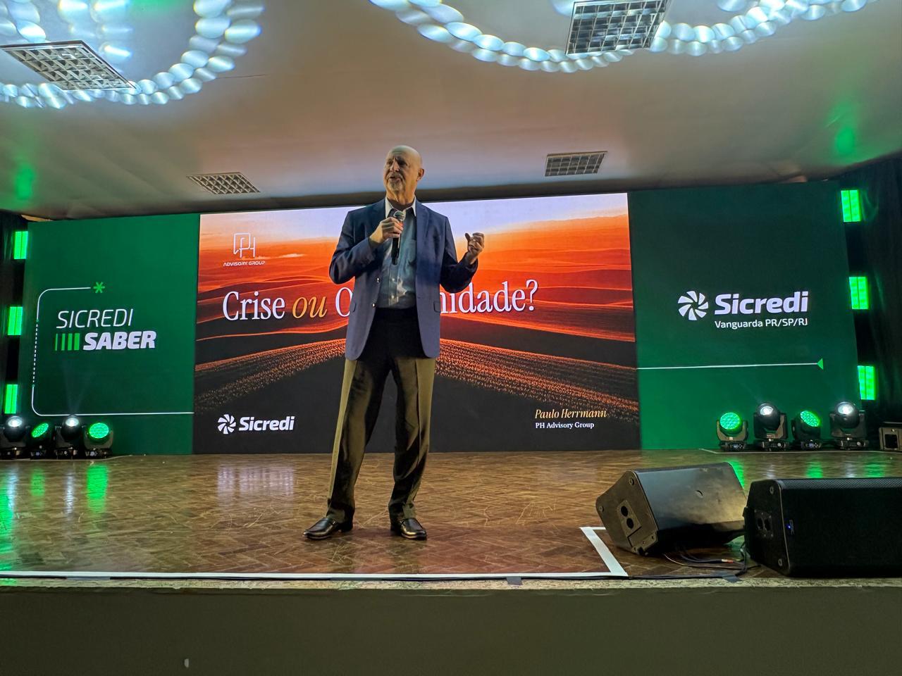 Sicredi Saber reúne cerca de 800 pessoas em Cascavel com palestra de Paulo Herrmann