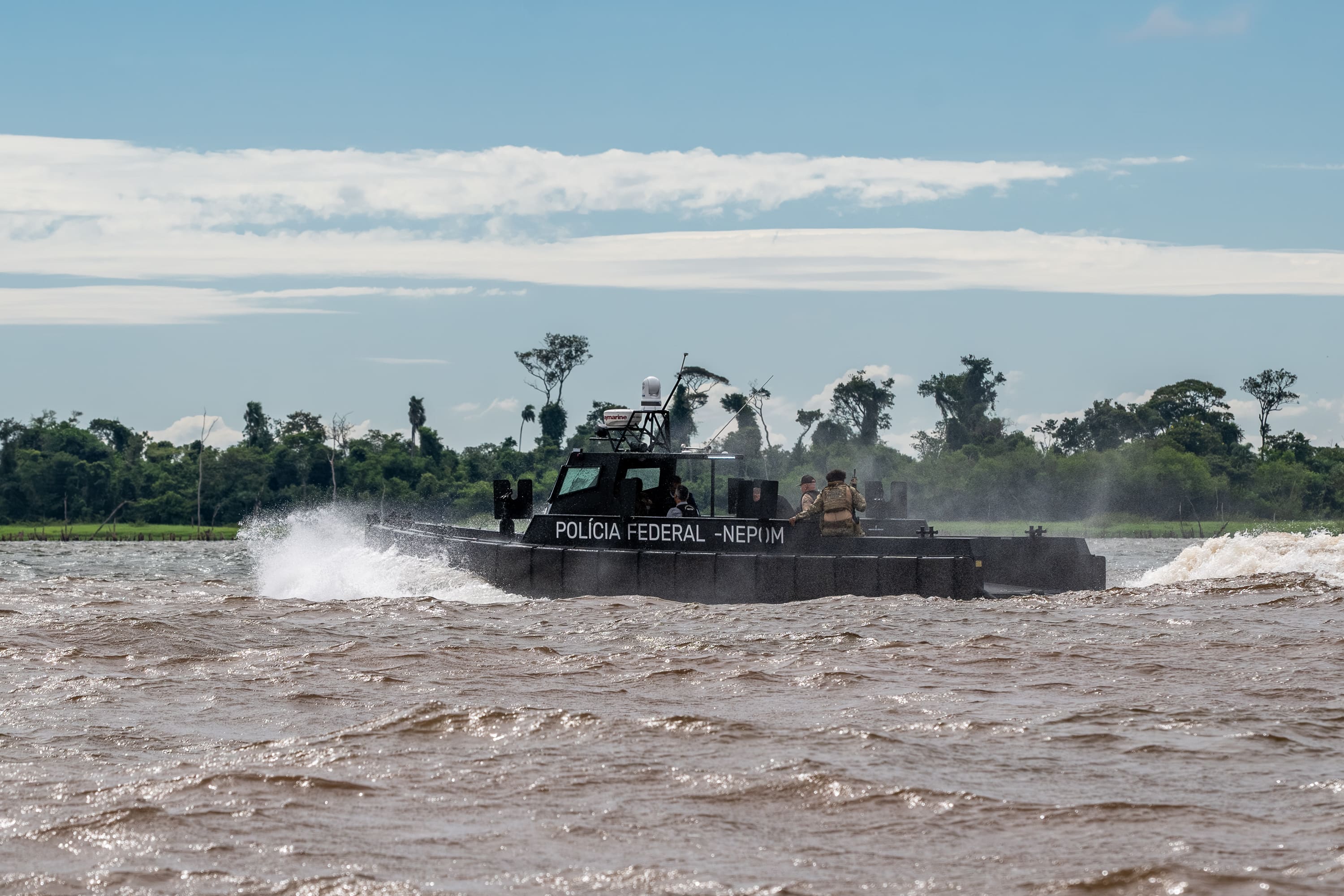 lancha blindada da PF reforça a segurança no reservatório de Itaipu
