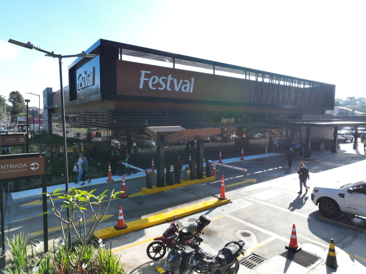 Festval reinaugura loja Arthur Bernardes após ampla modernização da unidade