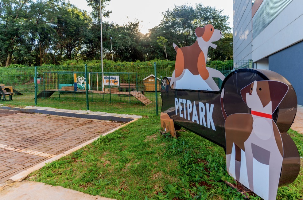 Primavera aumenta passeios com pets e exige cuidados com calor, alergias e parasitas